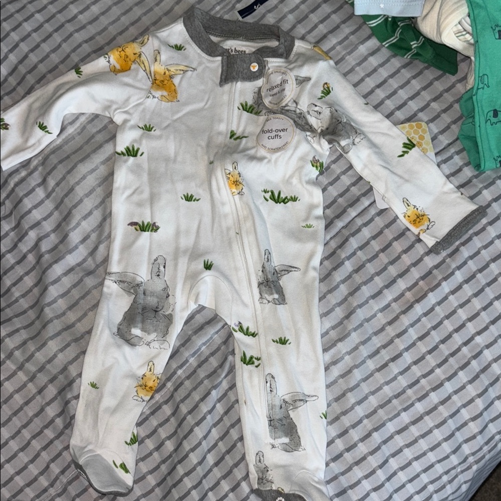 Burt's Bees White and Gray Footies with Classic Design